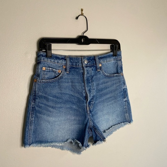GAP Medium Wash Raw Hem Denim Cheeky Jean Shorts, size 4/27T - Picture 4 of 11